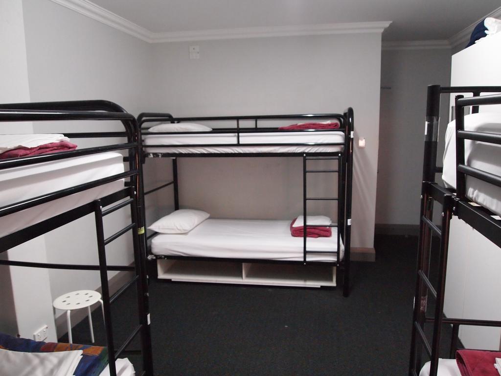 The Emperors Crown Hostel Perth Room photo