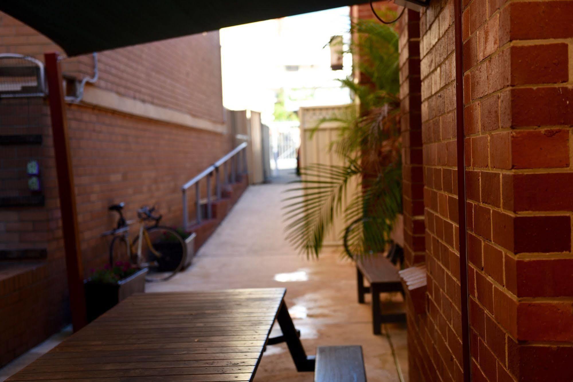 The Emperors Crown Hostel Perth Exterior photo